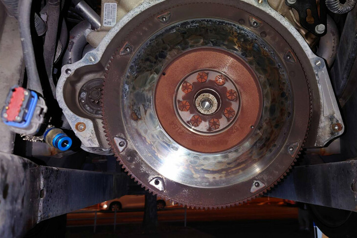 ……写真越しとはいえ、自分のクルマの中身をここまでつぶさに見るのは初で、妙な感動があった。フライホイールの左に見える、スタータージェネレーターのギアの小ささよ！ これで8リッターV10エンジンを目覚めさせるんだから、健気（けなげ）だ。