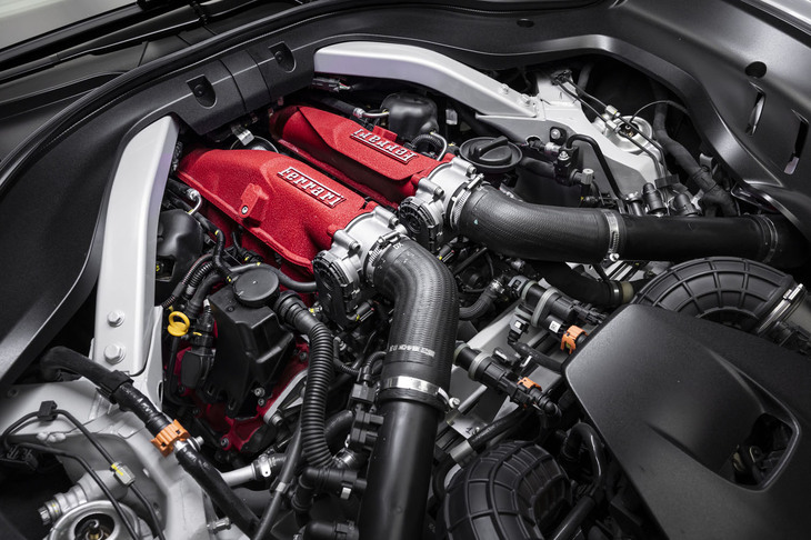 フロントに縦置きされる3.9リッターV8ターボエンジンは最高出力640PSを発生。先代にあたる「ローマ」比で20PSアップした。