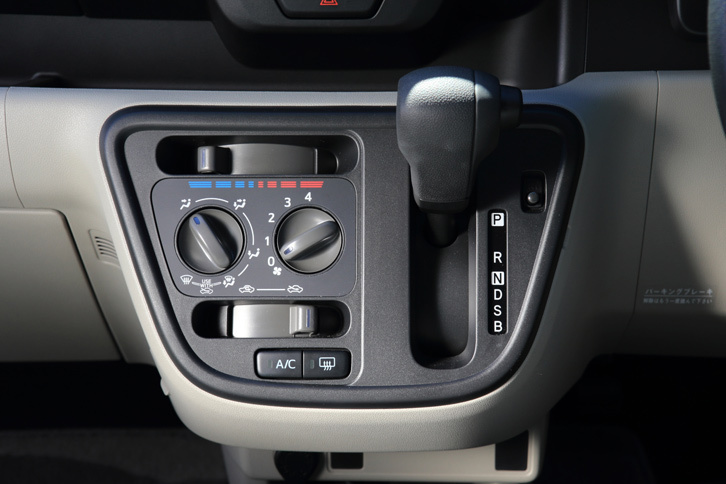 「X」と「X“SA II”」のエアコンは、温度や風量、風向などを個別にダイヤルで調整・選択するマニュアル式となる。