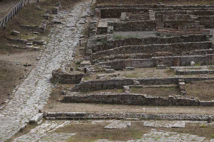 南北道路「カルド・マクシムス」と、沿道に連なる住宅跡。