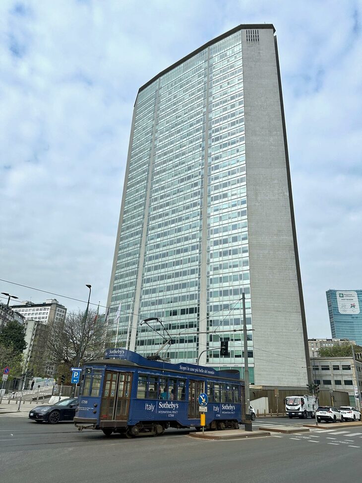 建築家ジオ・ポンティによる「パラッツォ・ピレリ」（ミラノ）。2025年4月筆者撮影。