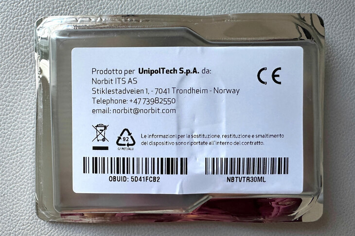 保険会社のウニポールから入手した、イタリア版ETC「ウニポール・ムーブ」の車載機は、業務用冷凍食品のような仰々しい容器に入っていた。