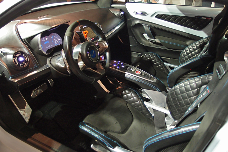 「アルピーヌ・ビジョン」のインテリア。トランスミッションは、デュアルクラッチ式のATが採用されている。