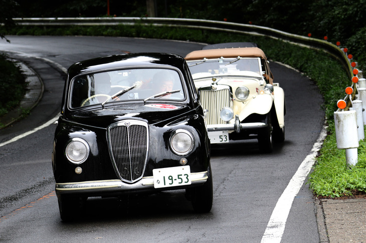 スタンプポイントに入る直前の「ランチア・アッピア」と、それに続く「MG TD」。いずれも1953年式だが、当時最新のイタリア製の小さな高級ベルリーナ（セダン）と戦前型がベースの英国製ライトウェイトスポーツでは、見た目からしてずいぶん異なる。