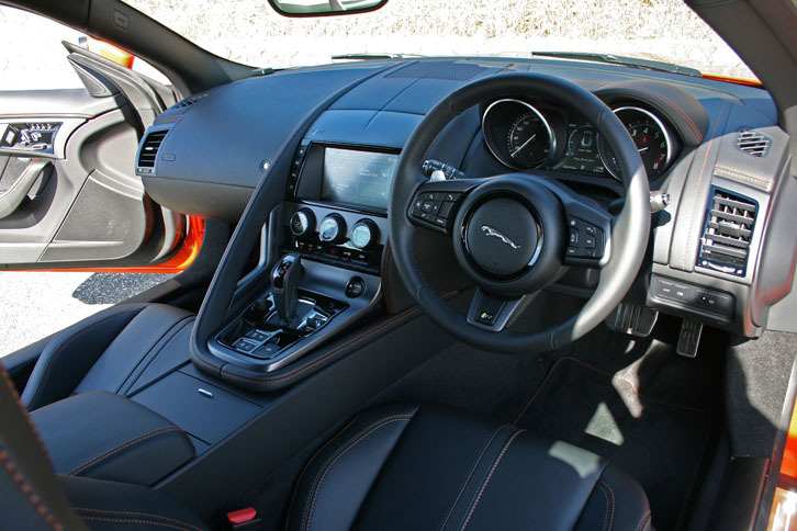 これぞスポーツカーの王道！ コックピットはオーソドックスにまとめられている。