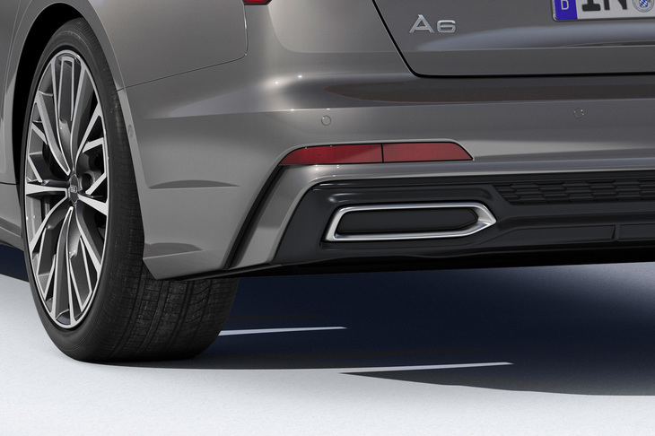 懸案（？）となっているリアバンパーの装飾。一見するとマフラーフィニッシャーのように見えるが、実はリムの内側はふさがっており、文字通り“ただの飾り”となっている。