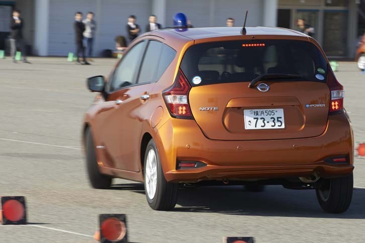 ルーフの上のパトライトが、フットブレーキの使用を知らせるサイン。ちなみにハンドブレーキは紳士協定（？）により使用しないことになっていた。