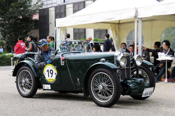 1933年式「MG J2」。小柄なボディーにパワフルなSOHCエンジンを搭載した、軽快なスポーツカーである。