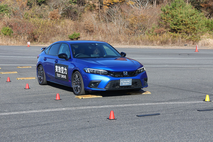 試乗および同乗走行は人気のコンテンツだ。写真は、モデューロが追求する“実効空力”の技術を注いだ「シビック」用テールゲートスポイラー（ウイングタイプ）の効果を検証するべく、凸凹路面を走行している様子。スポイラーひとつで走りが劇的に良くなるという、現行型シビックのオーナーなら注目のアイテムだ。