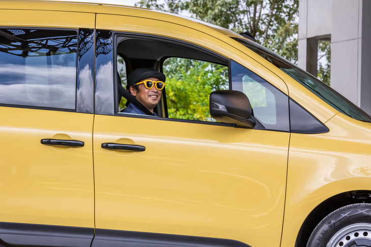 プライベートでも「カングー」に乗るお笑いトリオ安田大サーカスの団長安田さんのドライブで、「ルノー カングージャンボリー2022」のステージに登場した新型カングー。団長安田さんがかけているサングラスは、カングーに似合うサングラスとして横浜の眼鏡店「素敵眼鏡MICHIO」とのコラボレーションによって製作された、その名も「Kanglasses（カングラス）」。今回の会場でも販売されていた。