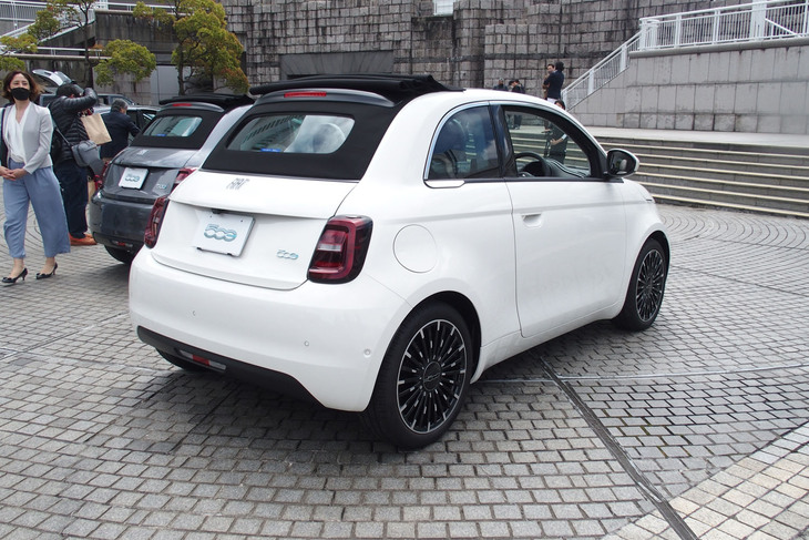 フィアット500eオープン（リアビュー）