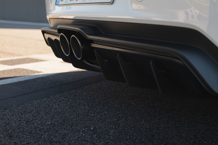 リアディフューザーはブレードがさらに切り立った形状に。そもそもアンダーボディーの形状から改められている。