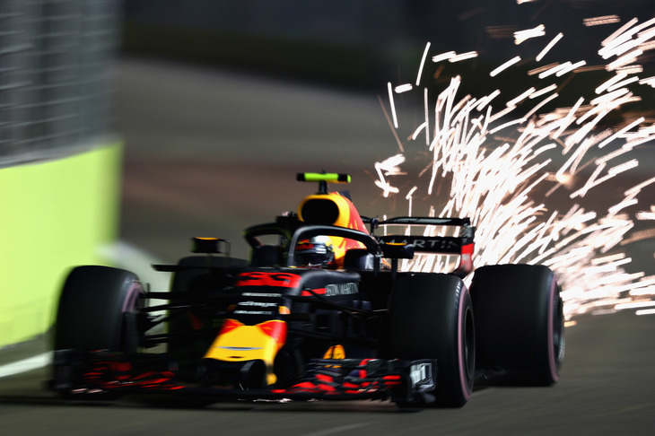 この週末、ルノーのパワーユニットの不調に悩まされたレッドブルのマックス・フェルスタッペン（写真）。予選ではトラブルを避けるためデチューンして臨んだのだが、気迫のこもった走りで、ポールシッターのハミルトンに0.3秒差まで詰め寄る2番手を獲得。「キャリア最高の予選だった」と振り返っていた。レースでは、オープニングラップでベッテルに抜かれ3位に落ちるも、ピットストップのタイミングで2位の座を奪還。そのままの順位でチェッカードフラッグを受け、今季6回目の表彰台にのぼった。（Photo=Red Bull Racing）