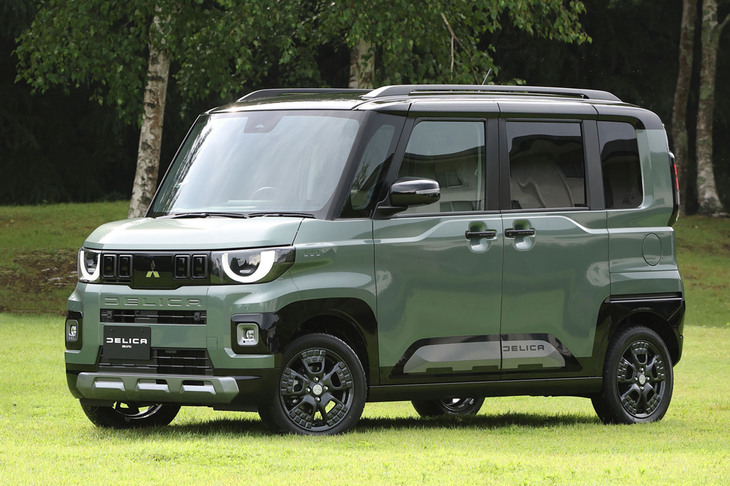 2025年8月に登場した三菱の新型「デリカミニ」。アウトドアイメージを盛り込んだエクステリアデザインが特徴だ。初代モデルは「eKクロス スペース」のビッグマイナーチェンジ版として2023年5月にデビュー。最新モデルは2代目にあたり、「日産ルークス」とは姉妹車の関係になる。