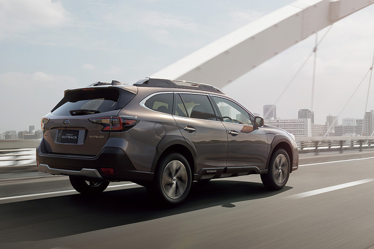 「レガシィ アウトバック リミテッドEX」のボディーサイズは、全長×全幅×全高＝4870×1875×1675mm。先代に比べ50mm長く、35mm幅広く、70mm高くなっている。