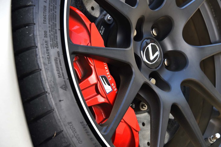 赤く塗られたブレーキキャリパー（前：6ピストン、後ろ：4ピストン）は前後ともブレンボ製。