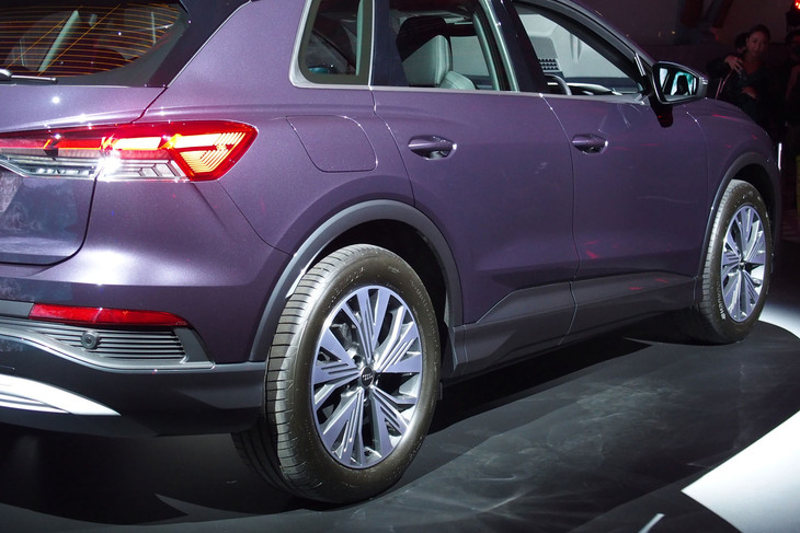 アウディQ4 e-tron（サイドビュー）