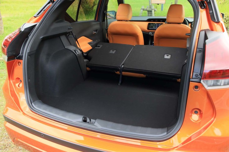 40：60分割可倒式の後席を倒した状態。積載スペースは拡大できるが、フロアはフルフラットにはならない。