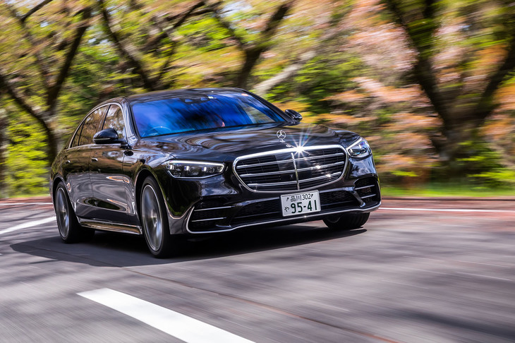 連続可変ダンパーとエアサスを電子制御する「エアマチックサスペンション」が標準装備される。高速走行時には車高を下げて空気抵抗を低減させ、大きな段差を乗り越える際などには、車高を瞬時に上げることもできる。