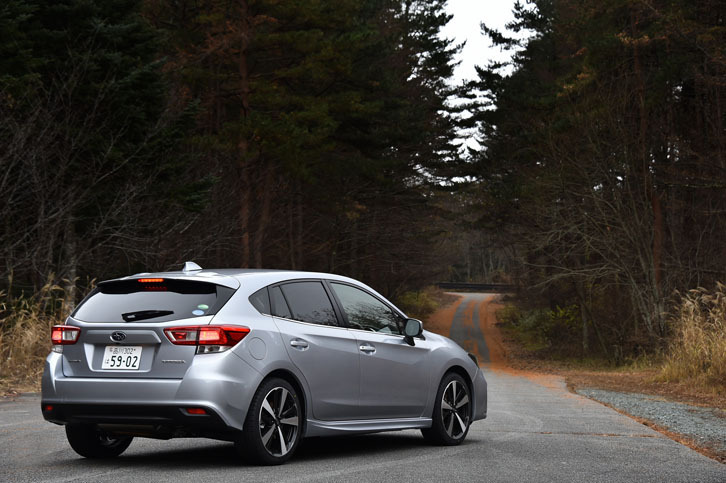 今回試乗した新型「インプレッサ」の2リッターモデルは、2016年10月25日に発売された。写真のハッチバック「インプレッサスポーツ」のほかに、セダン「インプレッサG4」がラインナップされる。
