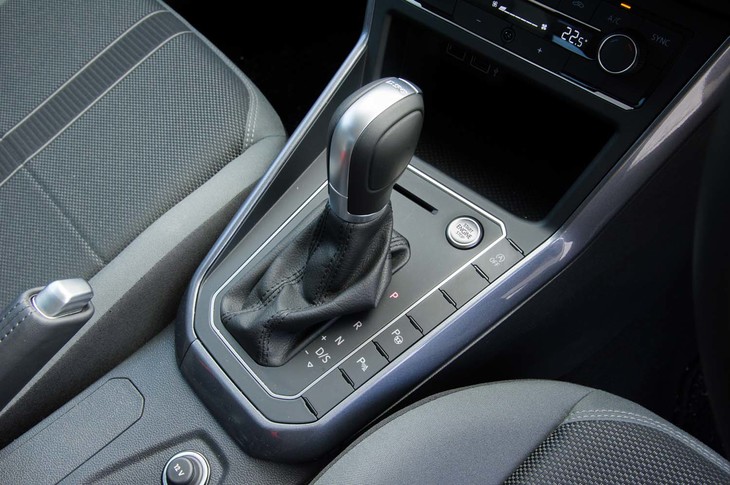 トランスミッションは7段のデュアルクラッチ式AT。ステアリングコラムに備わるシフトパドルは、カーナビなどとのセットオプションにて設定される。
