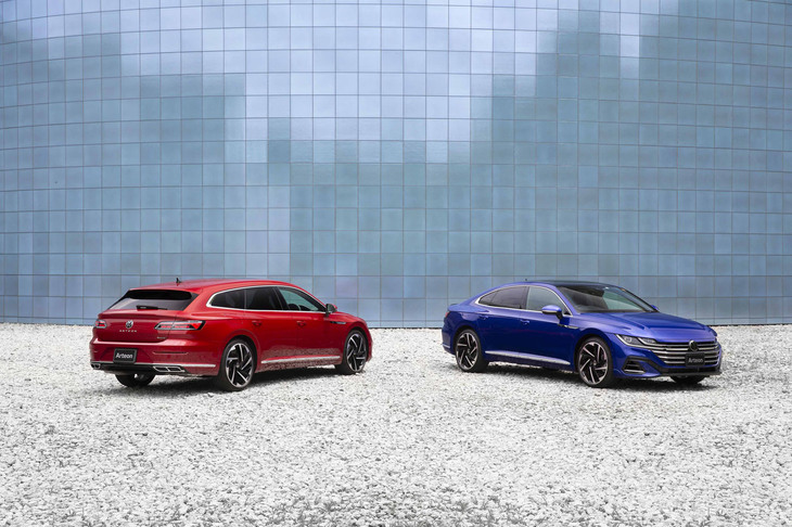 「フォルクスワーゲン・アルテオン シューティングブレーク」（左）と「アルテオン」（右）。