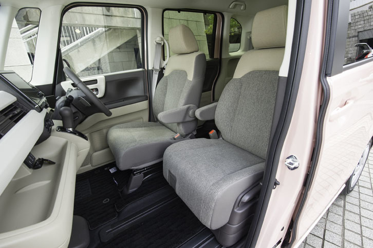 前後57cmのスライドが可能な「助手席スーパースライドシート」。後ろに下げて後席の子供の面倒を見たり、前に出して後席から前席へと移動したりできる。