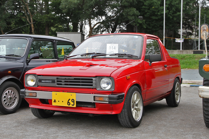 1983年「スズキ・マイティボーイ」。「スズキのマー坊とでも呼んでくれ」というキャッチコピーを掲げて登場した軽ピックアップ。2代目「セルボ」をベースに、Bピラーから後方をピックアップ化している。