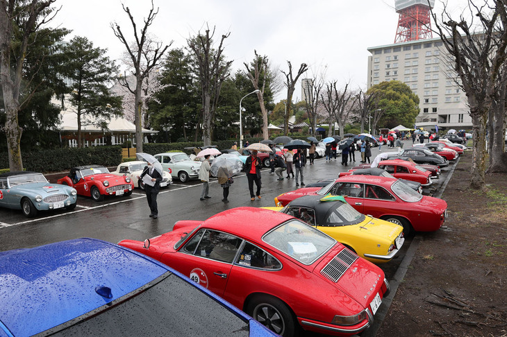小雨降る東京プリンスホテルの駐車場に集まった参加車両。