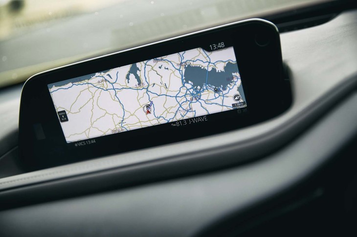 センターディスプレイは天地方向に薄い8.8インチサイズ。ドライバーの前方視界をさえぎることなく、広い表示面積が確保されている。