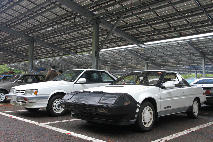 日本では珍しいノーズブラを装着した1988年「スバル・アルシオーネ」（右）と、スバル初のフルタイム4WDモデルだった1986年「スバル・レオーネRX/II」（左）。