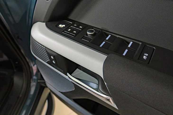 ランドローバー・ディフェンダー110 SE エクスプローラーパック装着車（フロントドアコンソール）