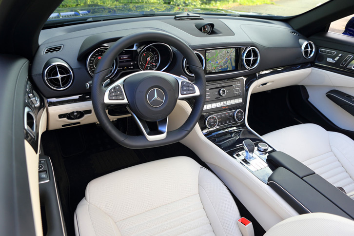 インパネのデザインは従来型から大きな変更はない。試乗車のハンドル位置は左だが、「SL400」では右も選べる。