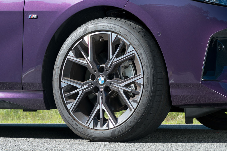 タイヤサイズは225/45R18。オプションで19インチも選べる。