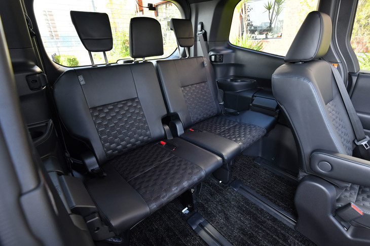 3列目シートは5：5の左右2分割式。格納時には、中央席のヘッドレストを取り外す必要がある。