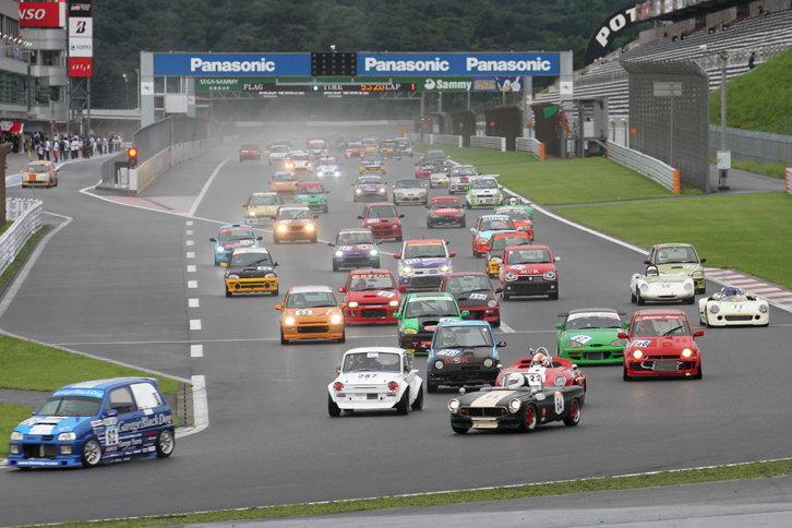 1コーナーを抜けていく中団以降の車両。これだけの台数にもかかわらず、全車無事にスタートが切れた。グリッドに並べず、ピットレーンでスタートを待つ車両もいる。