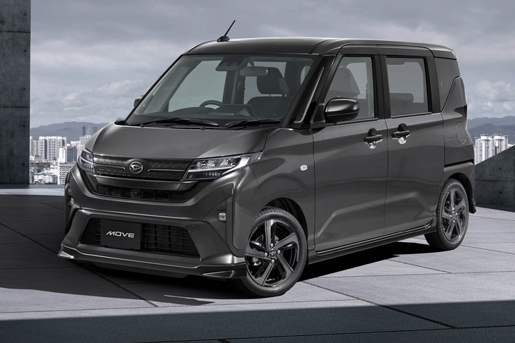 7代目「ムーヴ」では、これまでムーヴの伝統だった標準車と「カスタム」のつくり分けを廃止。メーカーオプションとディーラーオプションの組み合わせによる「アナザースタイル」で、個性の演出を提案している。写真はダークメッキを用いて大人のスポーティーさを表現したという「ダンディスポーツスタイル」仕様。