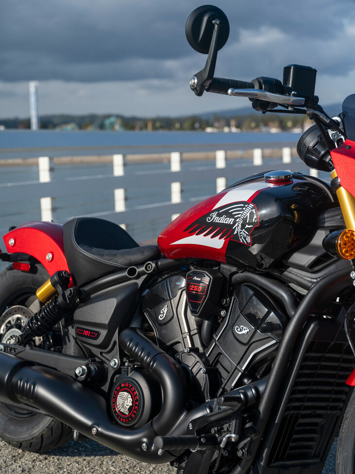 新開発の水冷V型2気筒DOHCエンジン「SpeedPlus（スピードプラス）」。排気量は1250ccで、「101スカウト」では111HPの最高出力と109N・mの最大トルクを発生する。