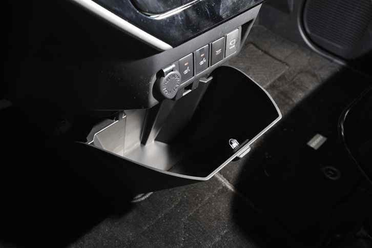 センターコンソールに備わる多機能ボックス。ゴミ箱として使用でき、汚れた場合には、取り外して洗うこともできる。