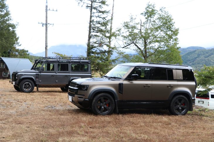 ロングボディー仕様の新旧「ディフェンダー」。親しみやすいデザインとなったイメージが強い現行型だが、2台を並べてみると、クラシックモデルが持つ迫力もしっかりと受け継いでいることを実感させる。こうしたヒストリーを大切にする姿勢も、世界的な人気につながっているのだろう。