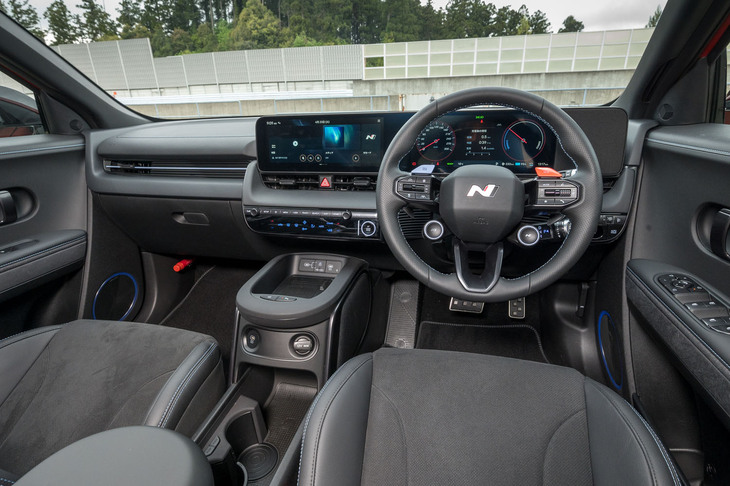 スタンダードな「アイオニック5」は左右のウオークスルーが可能なのに対し、「アイオニック5 N」ではニーパッド付きの立派なセンターコンソールを装備する。