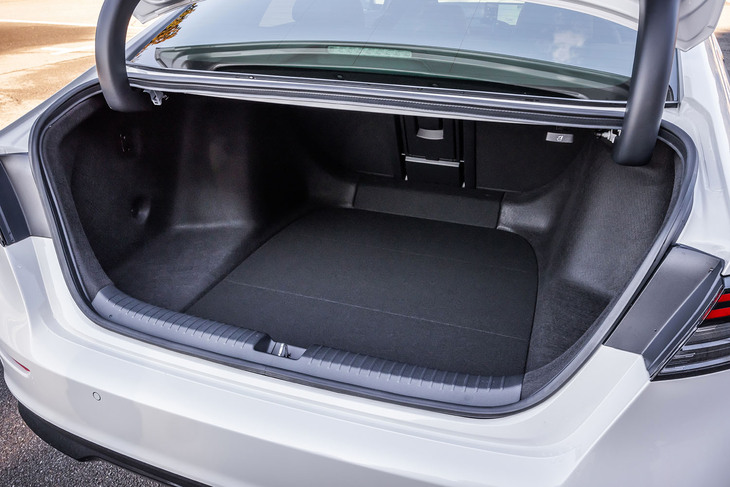 幅と深さがしっかり確保された容量570リッターのトランクには、9.5インチのゴルフバッグが4個積載できる。スイッチ操作で全開状態までオープンするセルフオープン式トランクリッドを採用している。