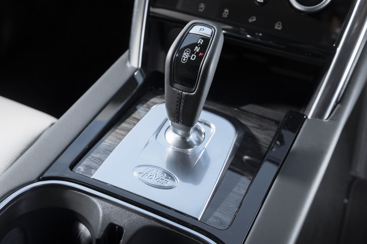 シフトセレクターは、最新型の「レンジローバー イヴォーク」と同様にエンジンの始動でせり上がってくるダイヤル式から、オーソドックスなレバー式に変更された。「R-DYNAMIC」グレードではシフトパドルも標準装備となっている。