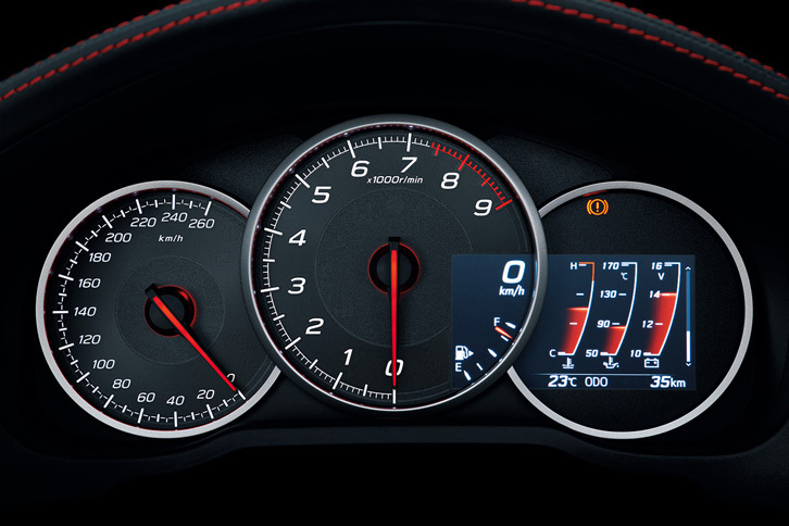 新デザインのマルチインフォメーションディスプレイ付き3眼メーター。