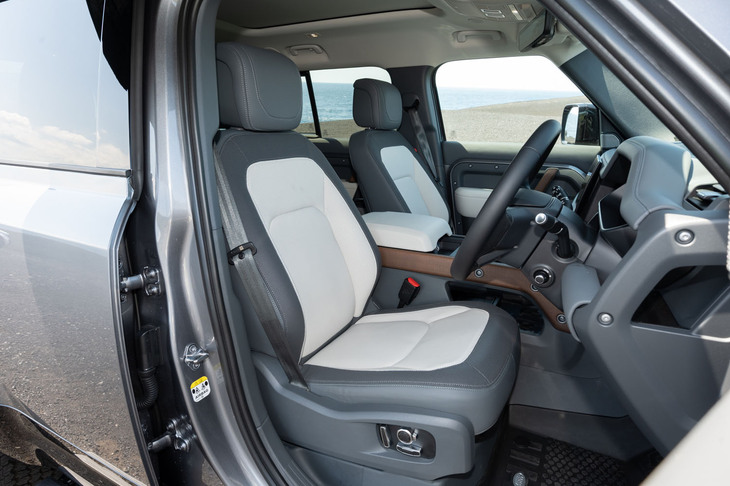 最初の試乗車は「ディフェンダー130 X-DYNAMIC HSE D300」。高い耐久性を持つロバステックとウインザーレザーのコンビシートが装備される。