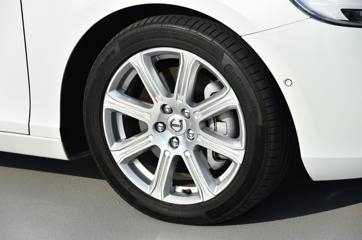 「Sarpas」と名付けられた、「インスクリプション」グレード専用の17インチアルミホイール。タイヤはコンチネンタルの「コンチスポーツコンタクト5」が組み合わされていた。