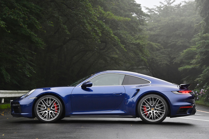 【ポルシェ911ターボ】
	ボディーサイズ：全長×全幅×全高＝4535×1900×1303mm／ホイールベース：2450mm／車重：1640kg（DIN）／駆動方式：4WD／エンジン：3.8リッター水平対向6 DOHC 24バルブ ターボ／トランスミッション：8段AT／最高出力：580PS（427kW）/6500rpm／最大トルク：750N・m（76.5kgf・m）/2250-4500rpm／タイヤ：（前）255/35ZR20 97Y／（後）315/30ZR21 105Y（グッドイヤー・イーグルF1スーパースポーツ）／燃費：11.1リッター/100km（約9.0km/リッター、NEDC複合モード）／価格：2443万円
	
	【取材時の燃費データ】
	テスト距離：274.8km（市街地3：高速道路5：山岳路2）／使用燃料：44.5リッター（ハイオクガソリン）／参考燃費：6.2km/リッター（満タン法）／7.2km/リッター（車載燃費計計測値）