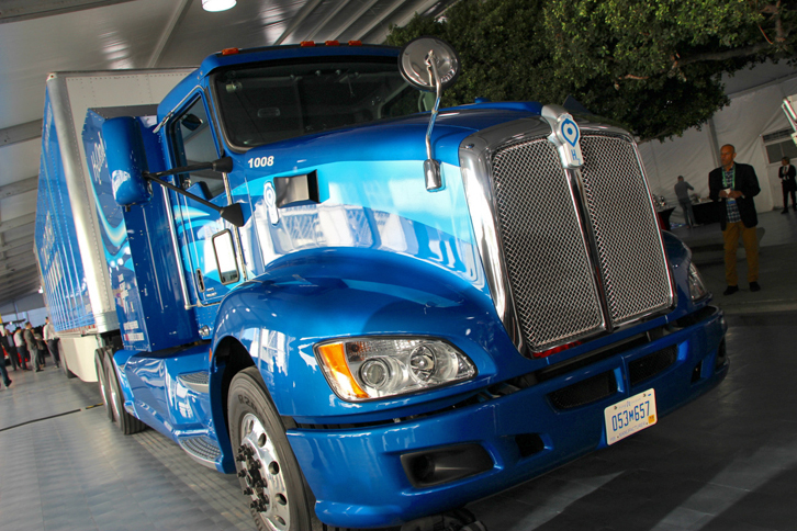 トヨタのプレゼンテーション会場に現れた、燃料電池搭載の大型トラック。