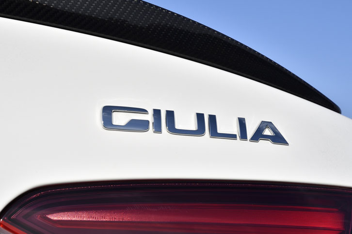 新型「ジュリア」シリーズはアルファ・ロメオにとって久しぶりのFRセダン。1985年から92年まで生産された「75」以来となる。