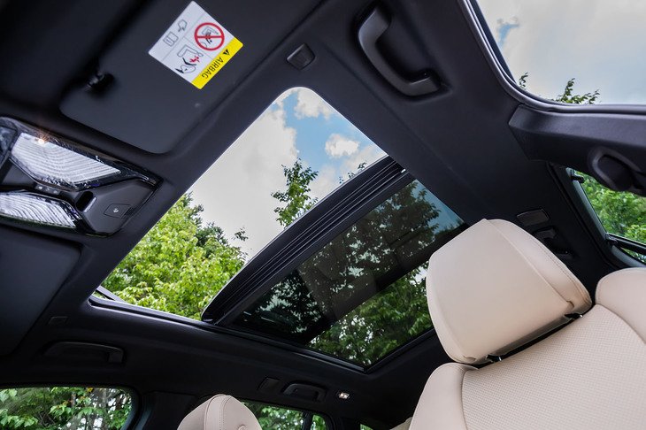 今回の試乗車で選択されていたオプションのコンフォートオープン／クローズ機能付き電動パノラマガラスサンルーフ。フロントの可動部分のみにチルト＆スライド機構が備わる。
